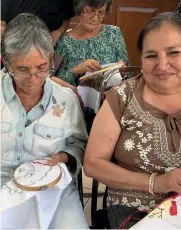  ?? FOTO: FRANCISCO GARCÍA ?? l
AMISTADES. Los adultos mayores acuden al Inapam a distraerse y convivir con gente de su edad.