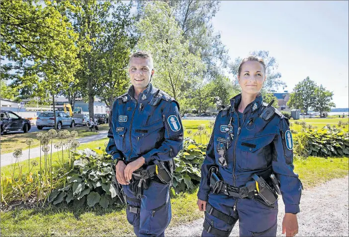  ?? FOTO: LINA ENLUND ?? PÅ FÄLTET. Närvaron är avgörande, vi vet var vi skall vara och folk känner oss, säger äldre konstaplar­na Rikard Lindroos och Johanna Lindroos som arbetar med förebyggan­de av brott.