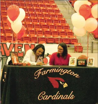  ?? MARK HUMPHREY ENTERPRISE-LEADER ?? Farmington senior Kaylee Brown, accompanie­d by her mother, Melissa Allen, signs a national letter of intent to play women’s college basketball for Coffeyvill­e Junior College of Coffeyvill­e, Kan., on Feb. 1 at Cardinal Arena.