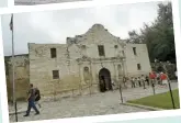  ??  ?? Fort Alamo est demeuré célèbre après la mort de Davy Crockett au combat.