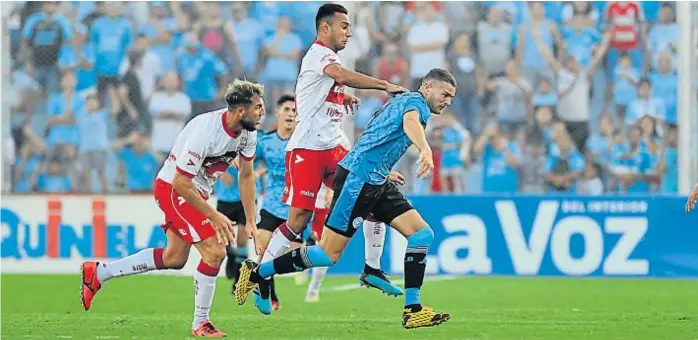  ?? (FACUNDO LUQUE). ?? El poder del “9”. Además de hacer goles –ya tiene 13–, deja todo por el equipo y colabora para que los de Caruso se acerquen a la mejor versión.