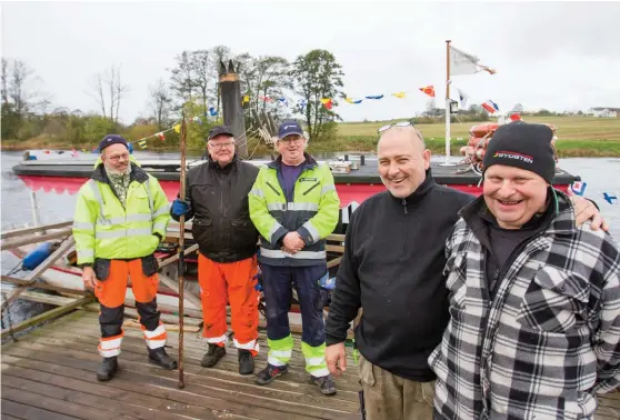  ?? Bild: JONATAN GERNES ?? HÅLLER ÅNGAN UPPE. Ångbåtsmän­nen Lars Axelsson, Gunnar Eriksson, Anders Almqvist, Gerry Olsson och Jan Norrman visade tålamod i väntan på lyftet.