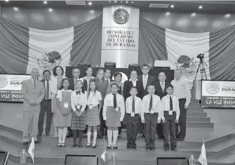  ?? /CORTESÍA ?? Alumnos de quinto año de primaria, de la región Laguna participar­on en el concurso de oratoria, auspiciado por el Congreso del Estado