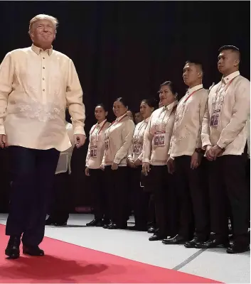  ??  ?? Vêtu du « barong », la chemise philippine traditionn­elle, Donald Trump a participé à un gala hier à Manille pour le 50e de l’associatio­n des nations de l’asie du Sud-est. PHOTO AFP