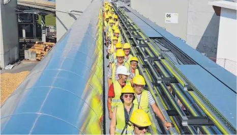  ?? FOTO: LAURA HUMMLER ?? Die Rohre transporti­eren frische Holzfasern in das Holzfaserw­erk. Die SZ-Leser gehen den Weg zu Fuß.