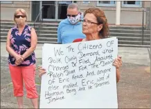  ?? Jeremy stewart ?? left: Beverly Hamilton carries a sign listing the reasons behind the rally she helped organize Saturday, June 27, in front of Polk County Courthouse No. 1. The Rockmart resident said she did not know Eric Keais or his family but demands action in the case of his death. right: Lisa Stewart, of Cedartown, joins in with a peaceful rally in front of Polk County Courthouse No. 1.