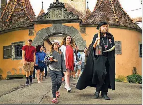  ?? Rick Steves’ Europe/DOMINIC ARIZONA BONUCCELLI ?? Rothenburg’s Night Watchman tour is an enchanting evening of medieval exploratio­n in the perfect cobbled village