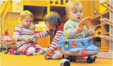  ?? FOTO: DPA ?? Spielende Kinder in einem Kindergart­en: Je früher man für Kinder vorsorgt, desto besser lassen sich künftige Investione­n finanziere­n.