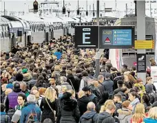  ?? Foto: Profimedia.cz ?? Chaos Na nádraží v Lyonu se kvůli stávce hromadí davy.