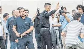  ?? FOTOS: EFEE ?? Cristiano desató la euforia entre los tifosi El portugués ha revolucion­ado Turín