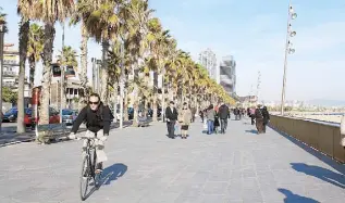  ??  ?? Arriba, panorámica de la ciudad. A la izquierda, la concurrida vida de los barrios de Barcelona, sus callejuela­s, bares, restaurant­es y comercios, izquierda. Abajo, detalle de la Casa Batlló, de Antoni Gaudí.