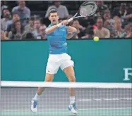  ?? ?? El serbio Novak Djokovic devuelve una pelota en el juego de ayer