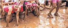  ?? FOTO: PM ?? Quer durch den Matsch - und Spaß dabei: Hebammen der Hebammenge­meinschaft Rottweil und Ärztinnen beim Muddy Angel Run für einen guten Zweck.