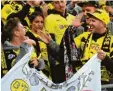  ?? Foto: dpa ?? Die Stimmung bei den BVB Fans ist aus gezeichnet.