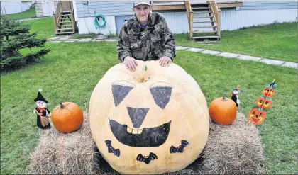  ?? J.R. ROY/SPECIAL TO THE GULF NEWS ?? James Osmond poses with his biggest pumpkin yet, which weighs 819 pounds.