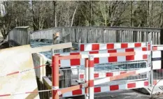  ?? Foto: Julia Förstner ?? Die Brücke zur Oettinger Freibad‰Insel ist in einem deutlich schlechter­en Zustand, als befürchtet.