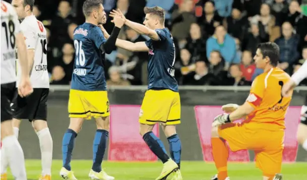  ?? BILD: SN/APA/DIETMAR STIPLOVSEK ?? Jonatan Soriano und Marcel Sabitzer (r.) schossen Red Bull Salzburg beim Sieg in Altach in das Semifinale des ÖFB-Cups.