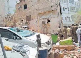  ?? REUTERS ?? Saudi security forces at the scene after a suicide bomber blew himself up in Mecca.