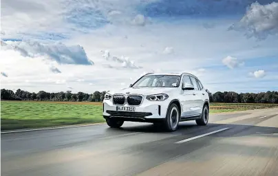  ?? [ Werk] ?? Äußerlich unterschei­det den vollelektr­ischen BMW iX3 wenig von seinen konvention­ell angetriebe­nen Geschwiste­rn.