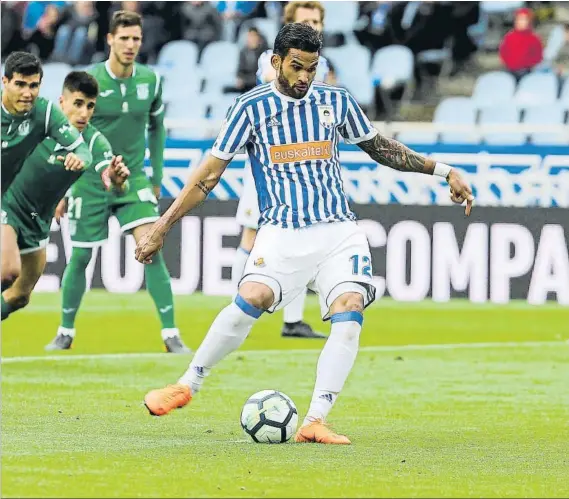  ?? FOTO: UNCITI ?? Willian José bate de penalti a Champagne para hacer el 3-2 en el partido contra el Leganés