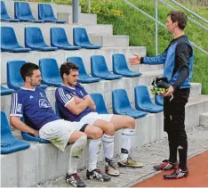  ?? Foto: Uli Anhofer ?? Nach der 1:2 Niederlage in Ziemetshau­sen lassen die Dinkelsche­rber Maximilian Mi cheler, Christoph Girr und Torwart Niklas Dittmann (von links) noch einmal einige Szenen Revue passieren.