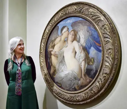  ?? PHOTO: PETER MCINTOSH ?? Dunedin painter Anita DeSoto looks at an old master by Solomon J. Solomon, the likes of which inspired her latest works, in the Dunedin Public Art Gallery.