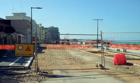  ??  ?? Bari lo stato dei lavori del Waterfront di San Girolamo I cantieri restano aperti e la chiusura sembra ancora lontana Decaro: «Stiamo rivoluzion­ando il waterfront»