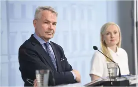  ?? FOTO: HEIKKI SAUKKOMAA/LEHTIKUVA ?? Utrikesmin­ister Pekka Haavisto och inrikesmin­ister Maria Ohisalo informerad­e om de nya gränsbestä­mmelserna.