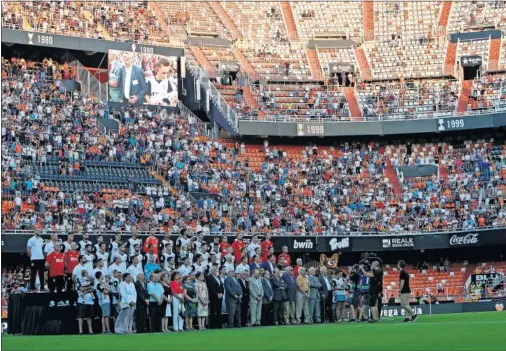  ??  ?? FOTO DE FAMILIA. La plantilla posó junto a los socios más jóvenes y más lóngevos del club.