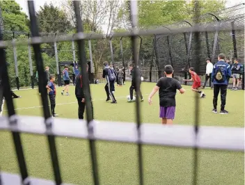  ?? ARCHIV-FOTO: JAKOBS ?? So wie am Heinrich-Zille-Platz sollen auch die Jugendlich­en aus dem Berliner Viertel Fußball im umzäunten Kleinspiel­feld spielen können.