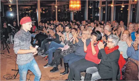  ?? FOTOS: GABRIELE LOGES ?? Slammer Marcel Siedersber­ger hat ein Heimspiel. Der Sigmaringe­r begeistert das Publikum im Bootshaus.