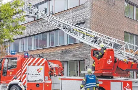  ??  ?? Die moderne Drehleiter mit dem Funkrufnam­en Florian 1/33, hier im Einsatz bei der letztjähri­gen Hauptübung im Oktober beim Schulzentr­um in Aulendorf.