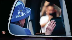  ?? FOTO: EPA/ANDY RAIN ?? ADJö TILL EU. Drottning Elizabeth vinkade till folket efter att hon i går deltog i det brittiska parlamente­ts öppnande genom sitt tal. EU-utträdet stod högst på agendan i talet som var skrivet av den brittiska regeringen.