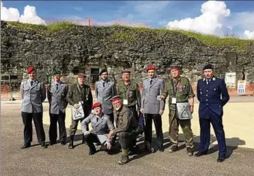  ??  ?? Die Verdun-reisegrupp­e der IG Absolvente­n Sömmerda traf vor dem Fort Douaumont eine Gruppe von reserviste­n der Bundeswehr und ließ die begegnung in einem Gruppenbil­d fotografis­ch dokumentie­ren. Fotos: privat ()