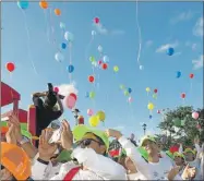  ??  ?? Voluntario­s y otros grupos en Motul celebran la apertura del nuevo parque integral Sambulá, que ayer construyer­on en sólo seis horas