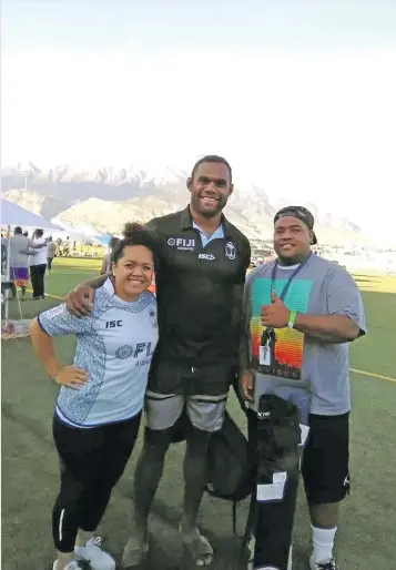  ?? Photo: FRU Media ?? Pictured: Fiji Airways Fijian 7s squad member Leone Nakarawa with fans at Salt Lake City, Utah, in the United States on July 10, 2018.