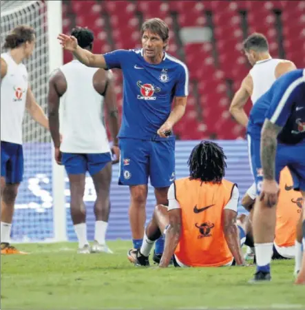  ??  ?? A LOS MANDOS. Conte dirigió el entrenamie­nto del Chelsea en China: sin Costa, al que no quiere ver, y sin Morata, a punto d
