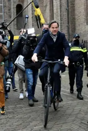  ?? FOTO REUTERS ?? De beslissing is gevallen. Mark Rutte springt op de fiets om koning Willem-Alexander het ontslag van zijn regering aan te bieden.