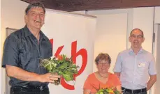  ?? FOTO: KEB ?? KEB-Leiter Wolfgang Preiss-John (rechts) beglückwün­scht die neu gewählte Vorsitzend­e Renate Gleinser und deren Stellvertr­eter Ekkehard Falk.