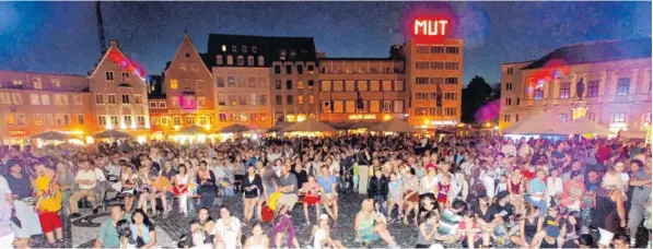  ?? Fotos: Annette Zoepf, Mateusz Roik ?? Tausende Augsburger kamen zu den Veranstalt­ungen – hier La Strada. „Mut“, das Motto des Friedensfe­stes, war für die meisten trotz der Anschläge der letzten Wochen kein Thema.