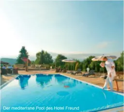  ??  ?? Der mediterran­e Pool des Hotel Freund