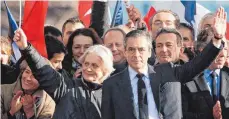  ?? FOTO: AFP ?? François Fillon und seine Frau Penelope machen Wahlkampf auf dem Place du Trocadéro in Paris.