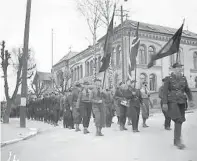  ??  ?? NS-HISTORIE: I den nye årboka til Telemark historiela­g fortelles NS-historien i Telemark. Her fra en hirdparade i Skien i 1941.