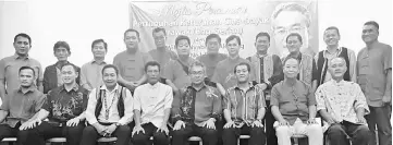  ??  ?? Nyabong (seated, fourth right) and Bong on his right in a group photo with the associatio­n’s executive committee members.