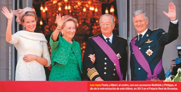  ??  ?? Los reyes Paola y Albert, al centro, con sus sucesores Mathilde y Philippe, el día de la entronizac­ión de este último, en 2013 en el Palacio Real de Bruselas.