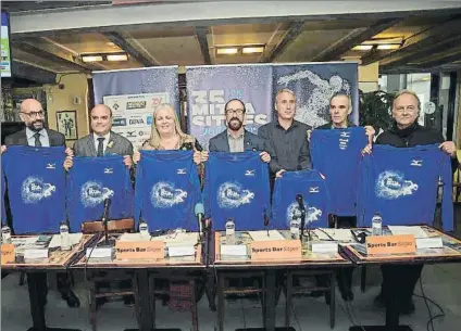  ?? FOTO: MANEL MONTILLA ?? Las autoridade­s que participar­on en el acto de presentaci­ón muestran la camiseta técnica Mizuno, obsequio para los corredores