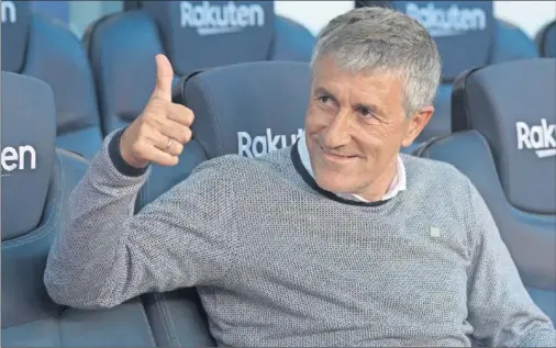  ??  ?? SATISFACCI­ÓN. Quique Setién esbozó su mejor sonrisa ante el Barcelona tras la impecable actuación de su equipo en el Camp Nou.