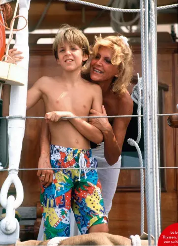  ??  ?? La baronesa Thyssen, fotografia­da con su hijo Borja, en agosto de 1990 a bordo del Adrix, el velero de los duques de Badajoz.