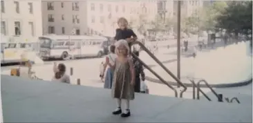  ??  ?? Aus dem Familienal­bum der Holleins: Schon als Kinder wurden Max und Schwester Lilli von den Eltern ausgiebig in die Museen dieser Welt geschleppt, 1976 – wie hier zu sehen – auch ins Metropolit­an Museum.