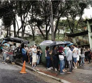  ?? Rubens Cavallari/Folhapress ?? Pacientes fazem fila em frente à UBS Lauzane Paulista (zona norte), na manhã de ontem; Ministério da Saúde liberou reforço de 1 milhão de vacinas aos paulistas